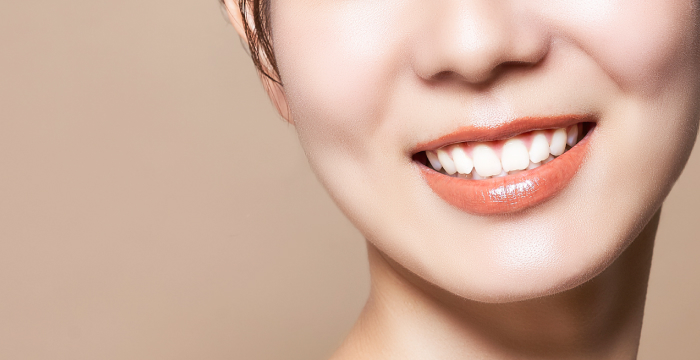 白い歯の女性