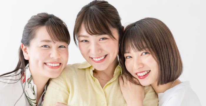 笑顔の3人の女性