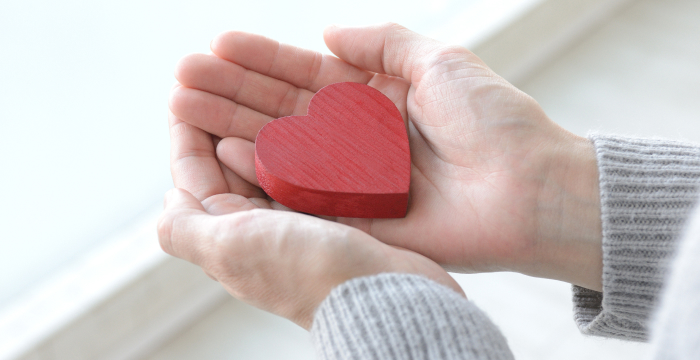 手の中の赤いハート